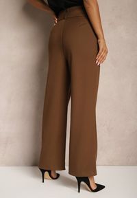 Renee - Brązowe Szerokie Spodnie Garniturowe z Wiskozą High Waist Ozdobione Paskiem Elowanda. Okazja: na co dzień. Stan: podwyższony. Kolor: brązowy. Materiał: wiskoza. Wzór: aplikacja. Styl: elegancki, casual #3