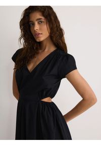 Reserved - Sukienka midi z wycięciami - czarny. Kolor: czarny. Materiał: bawełna. Długość: midi