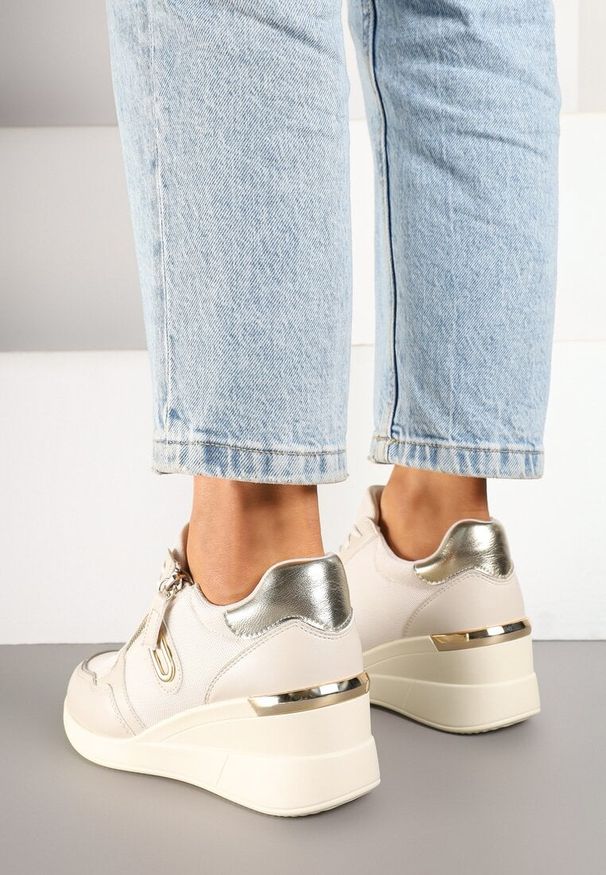 Born2be - Beżowe Sneakersy na Koturnie Zdobione Suwakiem Hanithiel. Okazja: na co dzień. Zapięcie: sznurówki. Kolor: beżowy. Materiał: jeans. Wzór: aplikacja. Obcas: na koturnie