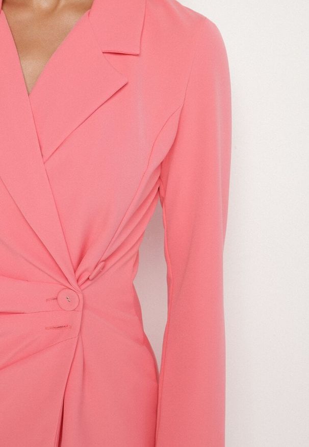 Born2be - Różowa Sukienka Ionitheme. Okazja: do pracy, na spotkanie biznesowe. Typ kołnierza: dekolt w serek. Kolor: różowy. Styl: biznesowy, klasyczny, elegancki