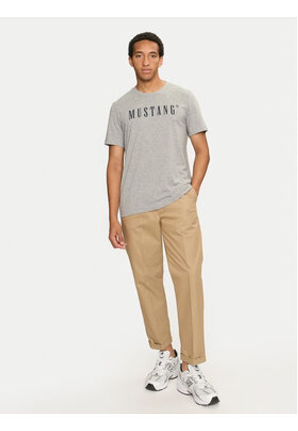Mustang T-Shirt Austin 1014695 Szary Regular Fit. Kolor: szary. Materiał: bawełna