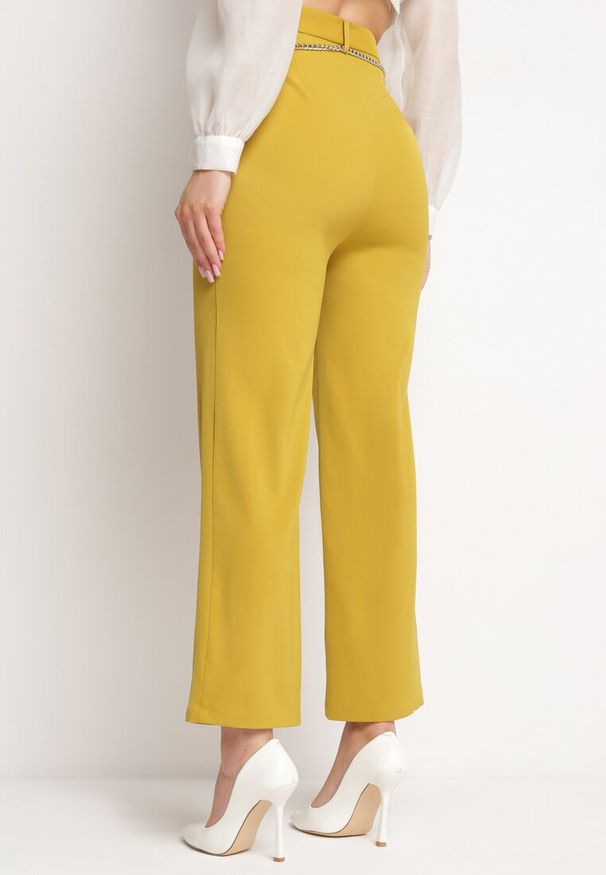 Born2be - Żółte Szerokie Spodnie Zapinane z boku na Suwak z Ozdobnym Łańcuchem Grazioso. Okazja: do pracy, na spotkanie biznesowe. Kolor: żółty. Materiał: satyna. Styl: elegancki, biznesowy, klasyczny