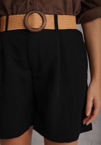 Renee - Czarne Szorty Casual z Wiskozą High Waist Ozdobione Paskiem z Plecionki Kailee. Okazja: na co dzień. Stan: podwyższony. Kolor: czarny. Materiał: wiskoza. Wzór: aplikacja. Styl: casual #5