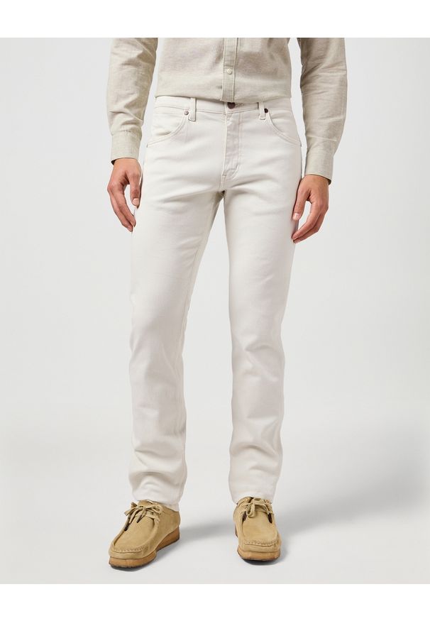 Wrangler - MESKIE SPODNIE MATERIALOWE WRANGLER GREENSBORO VAPOROUS GRAY 112362435