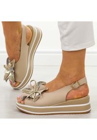 Beżowe skórzane sandały damskie na koturnie Filippo Ds7045/26. Okazja: na co dzień, na spacer. Kolor: beżowy. Materiał: skóra. Sezon: wiosna, lato. Obcas: na koturnie. Styl: klasyczny, wakacyjny, elegancki, casual, boho. Wysokość obcasa: średni #1