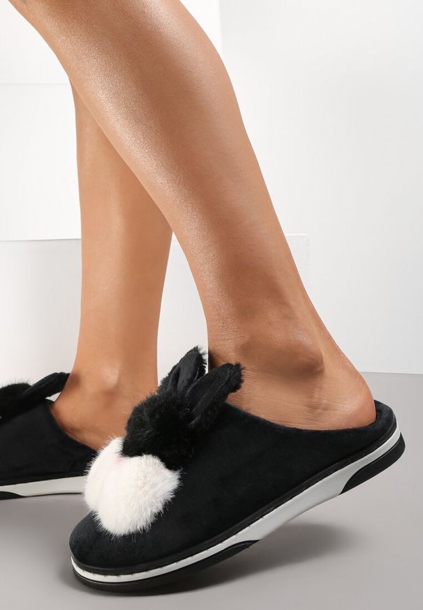Renee - Czarne Kapcie Chloraleia. Okazja: na co dzień. Zapięcie: bez zapięcia. Kolor: czarny. Materiał: materiał, dresówka, welur. Wzór: aplikacja. Styl: casual