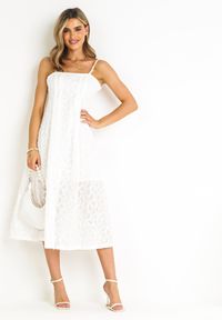 Born2be - Biała Sukienka z Kwadratowym Dekoltem i Ozdobną Fakturą Raiya. Typ kołnierza: dekolt kwadratowy. Kolor: biały. Materiał: tkanina. Długość rękawa: na ramiączkach. Styl: wizytowy #2