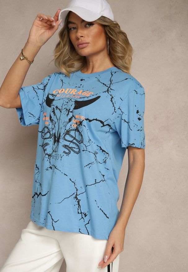 Renee - Jasnoniebieska Bawełniana Koszulka T-shirt z Nadrukiem Lanessae. Okazja: na co dzień, na imprezę. Kolor: niebieski. Materiał: bawełna. Wzór: nadruk. Styl: klasyczny, casual, elegancki