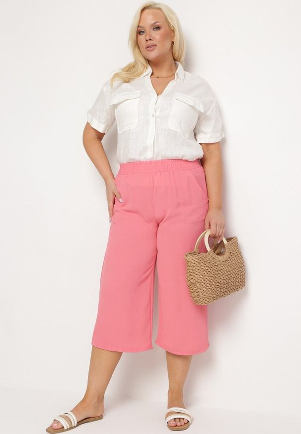 Born2be - Różowe Szerokie Spodnie z Wysokim Stanem z Gumką w Talii i Nogawkami Długości 3/4 Levolia. Okazja: na co dzień. Stan: podwyższony. Kolekcja: plus size. Kolor: różowy. Materiał: jedwab. Styl: elegancki, casual