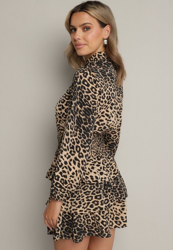Born2be - CIemnobeżowa Rozkloszowana Sukienka w Panterkę Zwężana w Talii z Falbanami Liliwia. Okazja: na co dzień. Kolor: beżowy. Długość rękawa: długi rękaw. Wzór: motyw zwierzęcy. Styl: casual, klasyczny