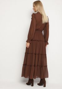 Born2be - Brązowa Rozkloszowana Sukienka VICES Koszulowa w Stylu Retro Aravite. Okazja: na co dzień. Typ kołnierza: dekolt w kształcie V, kołnierz z falbankami, kołnierzyk klasyczny. Kolor: brązowy. Długość rękawa: długi rękaw. Typ sukienki: koszulowe. Styl: retro #5