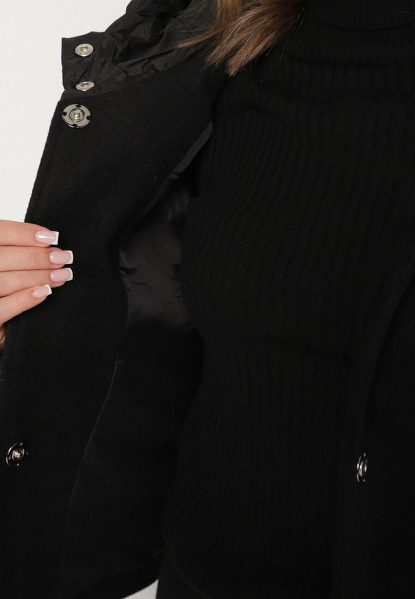 Born2be - Czarna Przejściowa Kurtka z Rękawami Typu Nietoperz i Kapturem Alinee. Okazja: na spacer. Kolor: czarny. Materiał: jeans. Sezon: wiosna, jesień. Styl: klasyczny