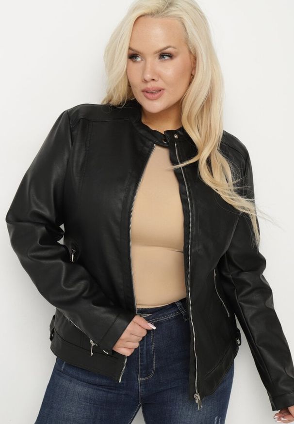 Born2be - Czarna Kurtka Ramoneska Bez Kołnierzyka z Suwakami na Rękawach Rilinne. Okazja: na spacer, na co dzień. Typ kołnierza: bez kołnierzyka. Kolekcja: plus size. Kolor: czarny. Sezon: wiosna. Styl: casual, elegancki