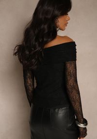 Renee - Czarna Bluzka Longsleeve z Koronki z Odkrytymi Ramionami Unarda. Kolor: czarny. Materiał: koronka. Długość rękawa: długi rękaw. Długość: krótkie. Wzór: koronka #4