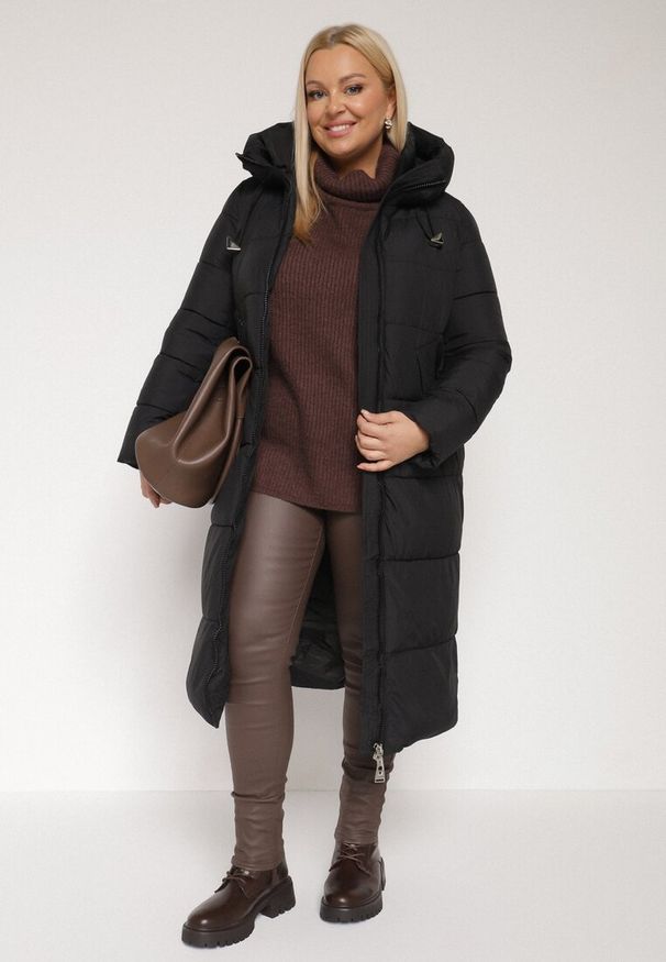 Born2be - Czarna Długa Kurtka Pikowana z Kapturem i Bocznymi Suwakami Mevoressa. Okazja: na spacer, na co dzień. Typ kołnierza: kaptur. Kolekcja: plus size. Kolor: czarny. Materiał: dzianina, jeans, poliester. Długość: długie. Styl: casual