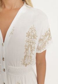 Born2be - Biała Haftowana Taliowana Sukienka z Bawełną Zdobiona Srebrną Nicią i Gumkami Ellofia. Okazja: na co dzień. Kolor: biały. Materiał: bawełna. Wzór: aplikacja, haft. Typ sukienki: proste. Styl: klasyczny, casual, elegancki #7