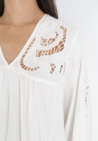 Born2be - Biała Wiskozowa Bluzka z Ażurowymi Zdobieniami i Wiązaniem na Plecach Mapiya. Kolor: biały. Materiał: wiskoza. Wzór: ażurowy, aplikacja #2