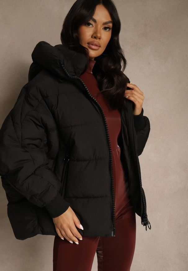 Renee - Czarna Oversizowa Kurtka Puffer z Kaputrem Mevenassa. Kolor: czarny. Materiał: dzianina, zamsz, poliester. Sezon: zima. Styl: elegancki