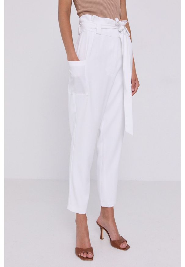 Marciano Guess Spodnie damskie kolor biały proste high waist. Okazja: na co dzień. Stan: podwyższony. Kolor: biały. Materiał: tkanina. Styl: casual