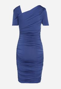 Born2be - Niebieska Dopasowana Sukienka o Asymetrycznym Kroju Ozdobiona Marszczeniem Sopane. Kolor: niebieski. Wzór: aplikacja. Typ sukienki: asymetryczne. Styl: klasyczny #6