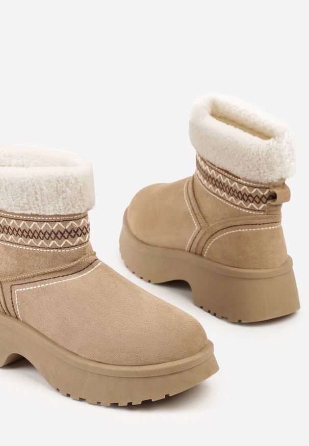 Born2be - Ciemnobeżowe Wsuwane Śniegowce Zdobione Hafem i Futerkiem Miosadia. Okazja: na co dzień, na spacer. Zapięcie: bez zapięcia. Kolor: beżowy. Wzór: aplikacja. Materiał: futro. Sezon: zima. Obcas: na obcasie. Styl: casual. Wysokość obcasa: średni