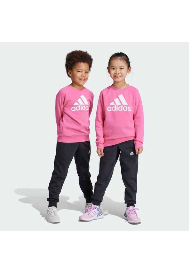 Adidas - Essentials Logo Fleece Jogger Set. Kolor: biały, wielokolorowy, różowy. Materiał: materiał. Styl: sportowy