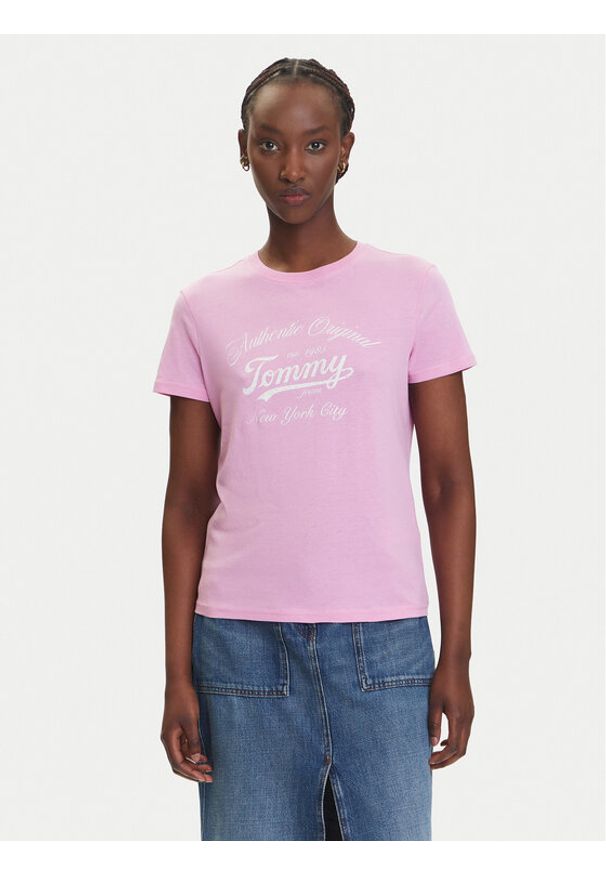 Tommy Jeans T-Shirt Essential DW0DW21404 Różowy Regular Fit. Kolor: różowy. Materiał: bawełna