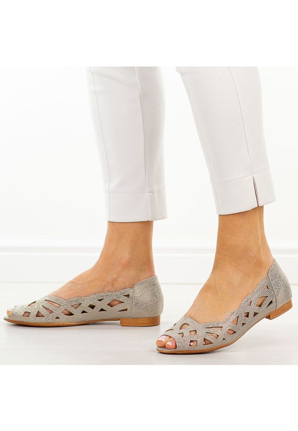Złote ażurowe baleriny damskie z odkrytymi palcami M.Daszyński Sa136-8. Okazja: na spacer, na co dzień. Nosek buta: otwarty. Kolor: złoty. Materiał: skóra. Szerokość cholewki: normalna. Wzór: ażurowy. Sezon: wiosna, lato. Styl: casual, elegancki