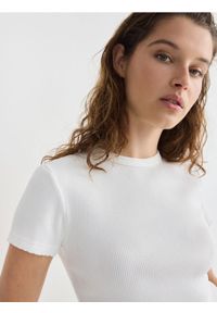 Reserved - Bawełniany t-shirt w prążek - biały. Kolor: biały. Materiał: bawełna. Długość: krótkie. Wzór: prążki #1