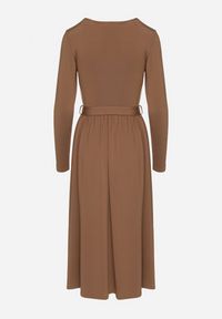 Born2be - Brązowa Sukienka Kopertowa z Wiskozą Wiązana w Talii Drestalia. Okazja: na co dzień. Typ kołnierza: dekolt w kształcie V. Kolor: brązowy. Materiał: wiskoza. Długość rękawa: długi rękaw. Typ sukienki: kopertowe. Styl: casual, klasyczny #7