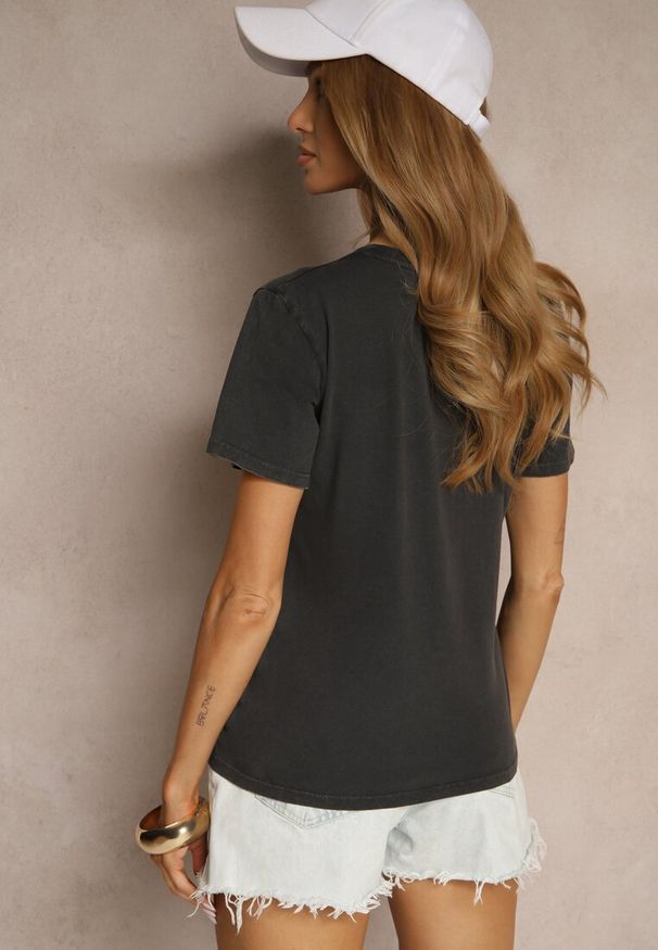 Renee - Czarny Bawełniany T-shirt Ozdobiony Nadrukiem Trenelia. Okazja: na co dzień. Kolor: czarny. Materiał: bawełna. Wzór: nadruk, aplikacja. Styl: elegancki, casual