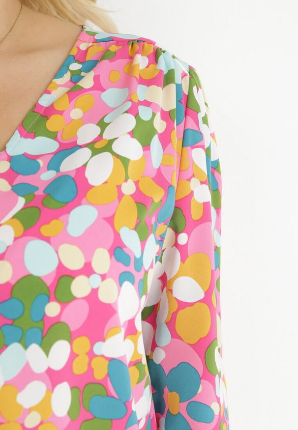 Born2be - Różowo-Pomarańczowa Kwiecista Koszula z Ozdobnymi Guzikami i Trójkątnym Dekoltem Portlyn. Okazja: na co dzień. Kolekcja: plus size. Kolor: różowy. Długość rękawa: długi rękaw. Długość: długie. Styl: casual