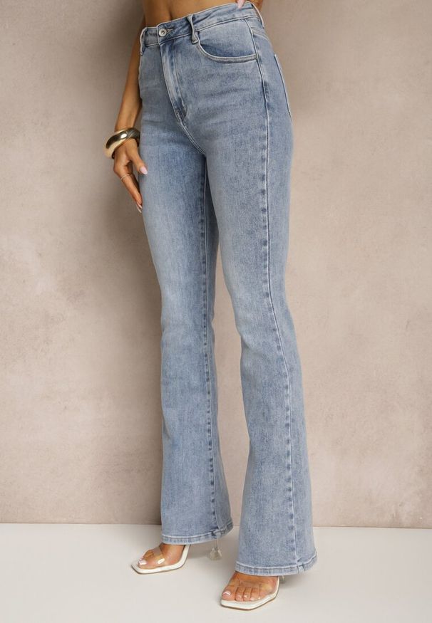 Renee - Niebieskie Klasyczne Jeansy Flare Regular Waist Neliovia. Okazja: na co dzień. Kolor: niebieski. Wzór: aplikacja. Styl: klasyczny