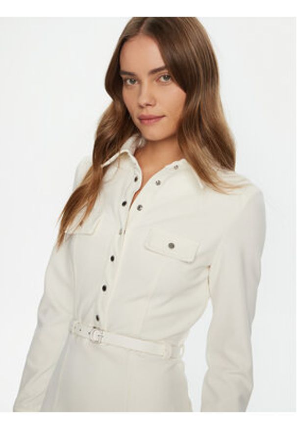 Guess Sukienka codzienna W5RK93 KCBO2 Écru Regular Fit. Okazja: na co dzień. Materiał: syntetyk. Typ sukienki: proste. Styl: casual