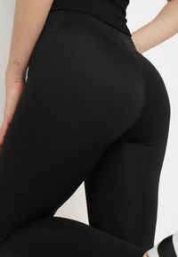 Born2be - Czarne Legginsy z Wysokim Stanem i Szeroką Gumką w Pasie Lalar. Okazja: na co dzień. Stan: podwyższony. Kolor: czarny. Materiał: materiał, dzianina. Długość: długie. Wzór: gładki. Styl: casual #6