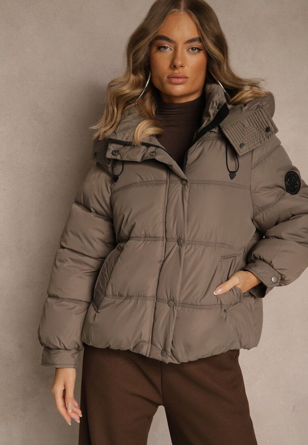 Renee - Ciemnobeżowa Oversizowa Kurtka Puffer z Kapturem i Naszywką przy Rękawie Azine. Okazja: na co dzień. Typ kołnierza: kaptur. Kolor: beżowy. Materiał: jeans, dzianina. Wzór: aplikacja. Styl: casual