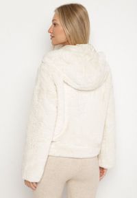 Born2be - Beżowa Casualowa Kurtka Futerko z Kapturem Nindrie. Okazja: na co dzień. Typ kołnierza: kaptur. Kolor: beżowy. Materiał: futro. Styl: casual #7
