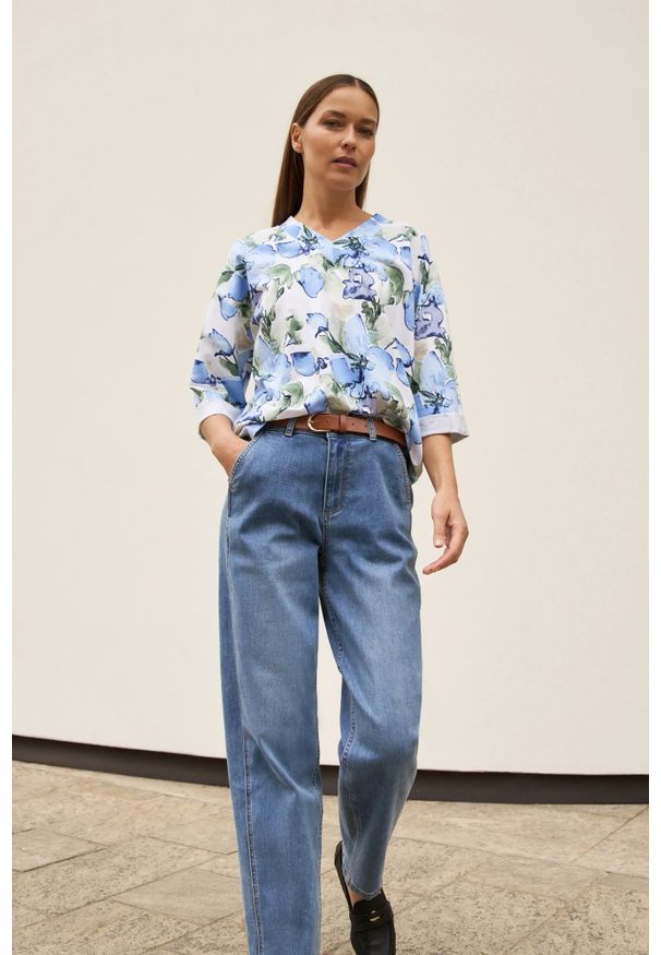 MOODO - Bluza w kwiaty niebieska. Kolor: niebieski. Materiał: poliester, bawełna. Wzór: kwiaty