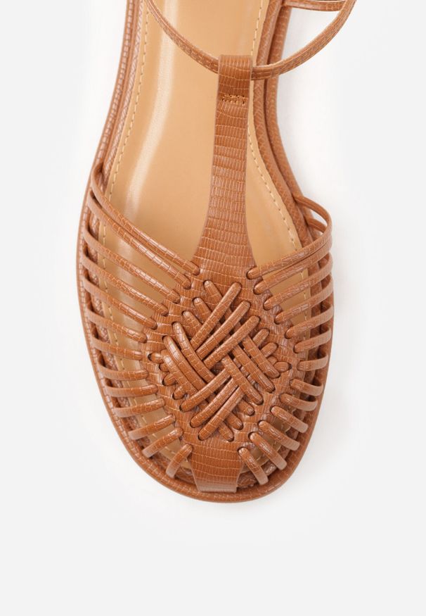 Born2be - Brązowe Płaskie Sandały VICES z Paskiem w Kształcie T i Zakrytym Noskiem Ciradyl. Okazja: na co dzień, do pracy, na spotkanie biznesowe. Zapięcie: pasek. Kolor: brązowy. Materiał: jeans, len. Styl: casual, biznesowy