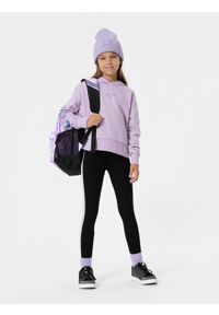 4f - Bluza dresowa nierozpinana z kapturem dziewczęca. Okazja: na co dzień. Typ kołnierza: kaptur. Kolor: fioletowy. Materiał: dresówka. Wzór: kolorowy, nadruk, napisy. Styl: casual #2