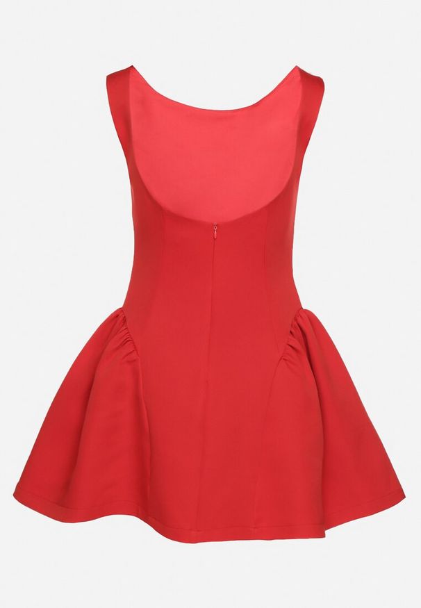 Born2be - Czerwona Taliowana Sukienka z Odkrytymi Plecami Florreti. Typ kołnierza: dekolt na plecach. Kolor: czerwony. Typ sukienki: dopasowane