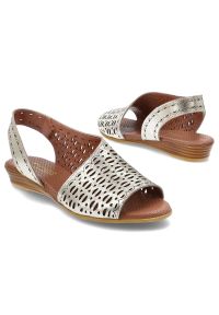 Złote Sandały Artiker Modne Obuwie Damskie. Kolor: złoty. Materiał: skóra. Wzór: ażurowy. Sezon: lato. Obcas: na koturnie. Styl: klasyczny, elegancki #4