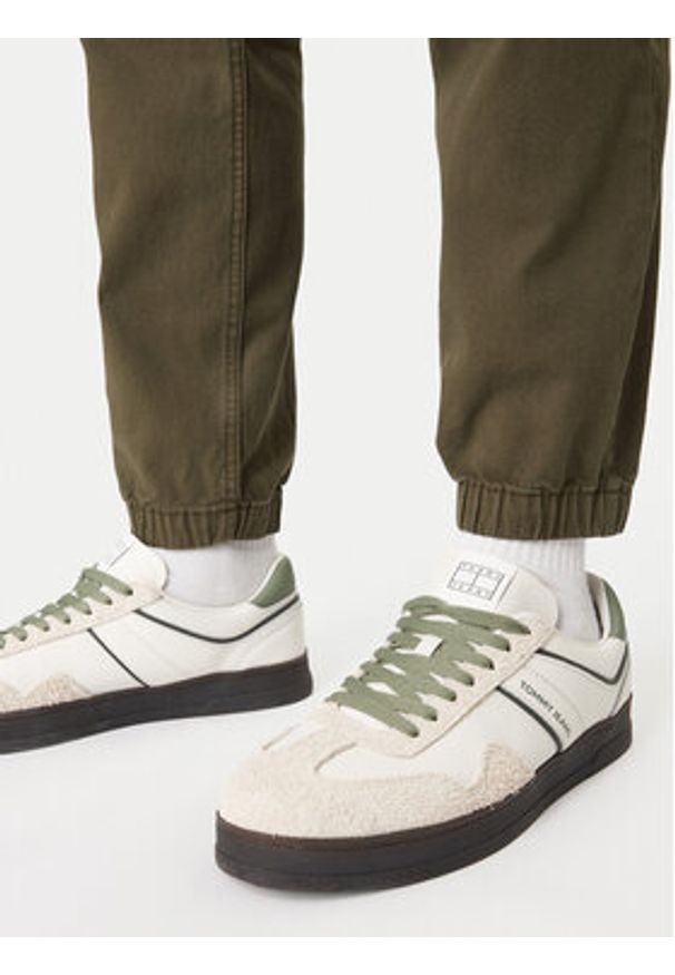 Tommy Jeans Joggery DM0DM23102 Khaki Regular Fit. Kolor: brązowy. Materiał: bawełna