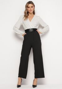 Born2be - Biało-Czarny Kombinezon z Paskiem i Kopertowym Dekoltem z Szeroką Nogawką Omera. Okazja: na co dzień. Kolor: biały. Styl: elegancki, casual #4