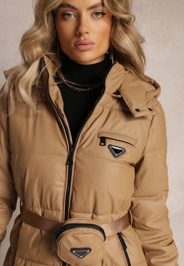 Renee - Beżowa Długa Kurtka z Paskiem Płaszcz z Okrągłą Saszetką w Komplecie Nabili. Kolor: beżowy. Długość: długie