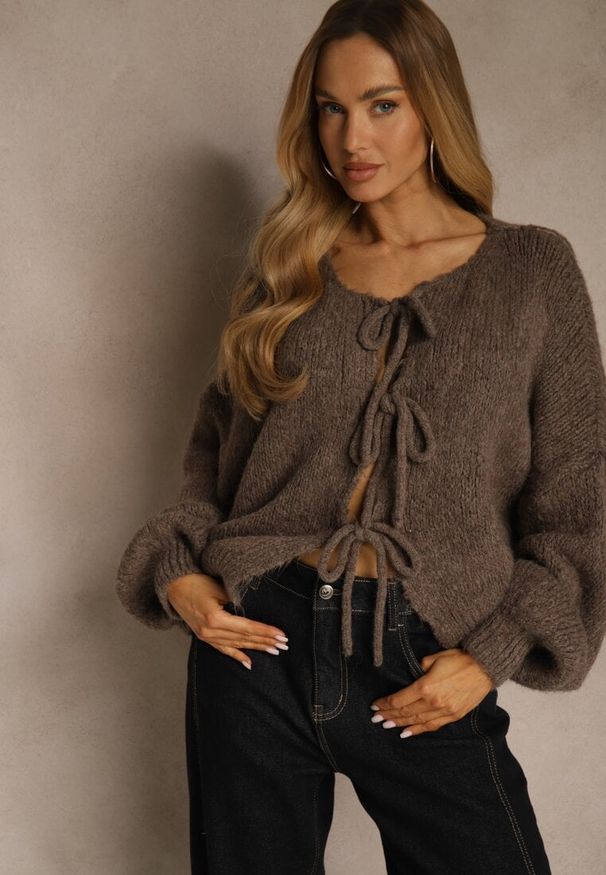 Renee - Jasnobrązowy Kardigan z Wełną o Kroju Oversize z Wiązanymi Kokardami Elearina. Okazja: na co dzień. Typ kołnierza: kokarda. Kolor: brązowy. Materiał: wełna. Styl: casual, elegancki, street