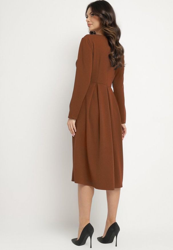 Born2be - Brązowa Rozkloszowana Sukienka Wieczorowa ze Szpiczastym Dekoltem Temithiel. Okazja: na co dzień. Kolor: brązowy. Materiał: jeans. Wzór: aplikacja. Typ sukienki: proste. Styl: wizytowy