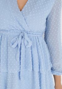 Born2be - Jasnoniebieska Sukienka Sharpblaze. Kolor: niebieski. Materiał: tkanina, materiał. Długość rękawa: długi rękaw. Typ sukienki: kopertowe. Długość: mini #5