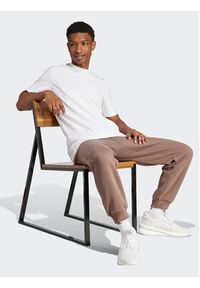 Adidas - adidas Spodnie dresowe IR8362 Brązowy Regular Fit. Kolor: brązowy. Materiał: dresówka, bawełna