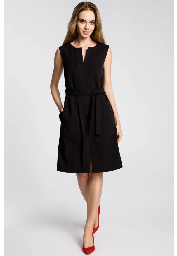 Sukienki.shop - Elegancka sukienka trapezowa bez rękawów z paskiem w talii czarna. Okazja: do pracy. Kolor: czarny. Materiał: materiał, tkanina, elastan. Długość rękawa: bez rękawów. Wzór: gładki. Typ sukienki: trapezowe. Styl: elegancki. Długość: midi